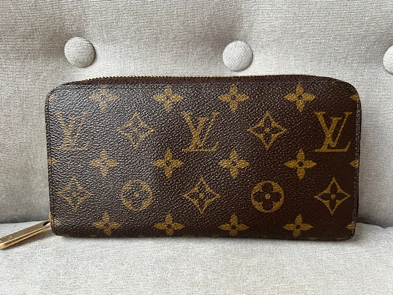 Louis Vuitton Twist bags with a contrast - colored interior for visual interestLouis Vuitton Zippy Wallet in Monogram (RRP £565)