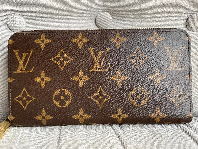 Ladies Louis Vuitton handbags with a detachable coin purse insideLouis Vuitton Zippy Wallet in Monogram (RRP £565)