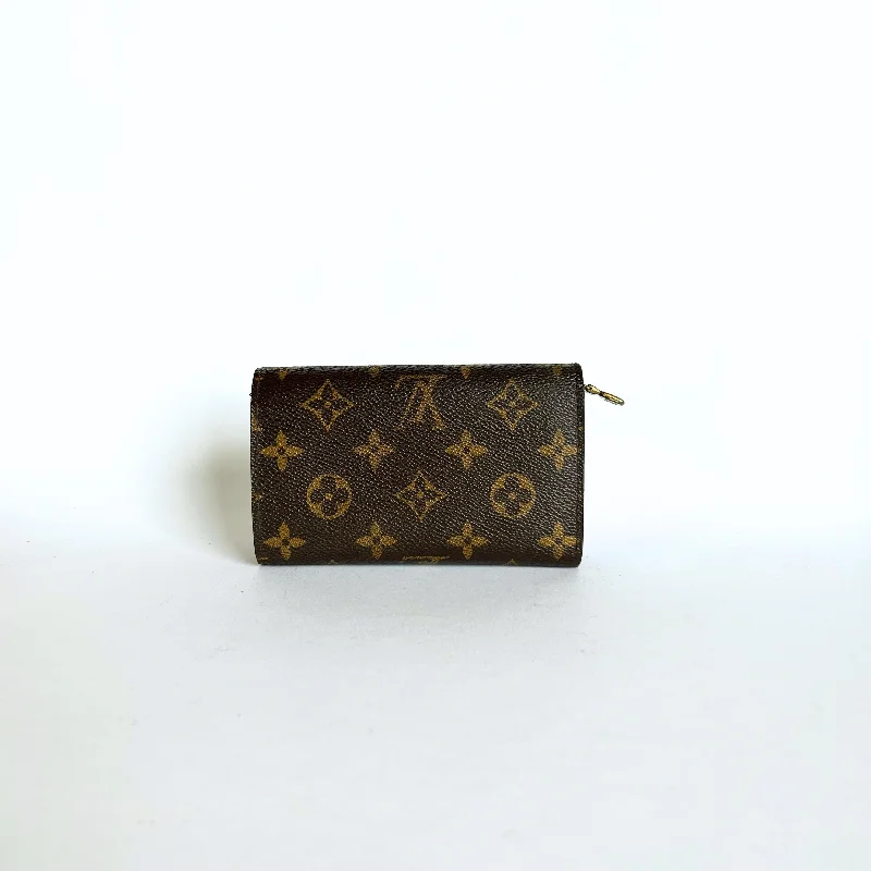 Louis Vuitton Twist bags with the iconic LV - turnlock closureLouis Vuitton Medium Wallet in Monogram Canvas