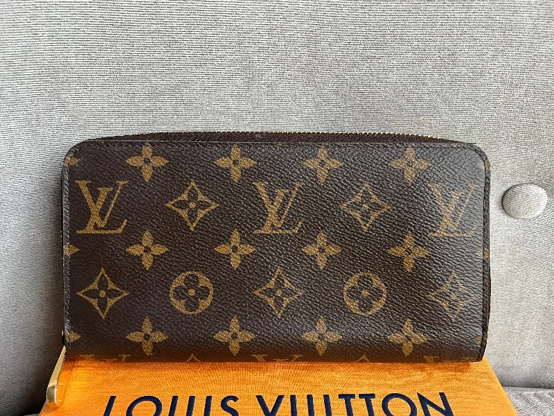 Louis Vuitton handbags with a patent - leather finish for a shiny lookLouis Vuitton Zippy Wallet in Monogram (RRP £565)