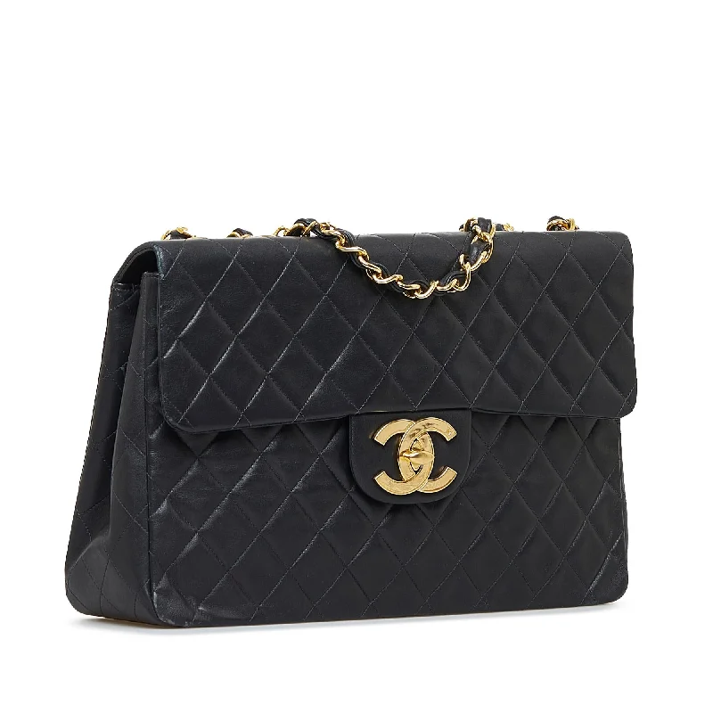 Chanel bags for the minimalist fashionChanel Maxi Classic Lambskin Double Flap (EmVxmM)