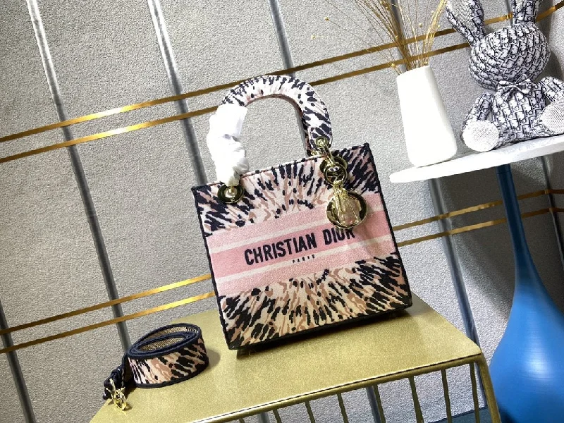 Fashion - forward Christian Dior tote bags for the modern womanEN - New Arrival Bags Christian Dior 237