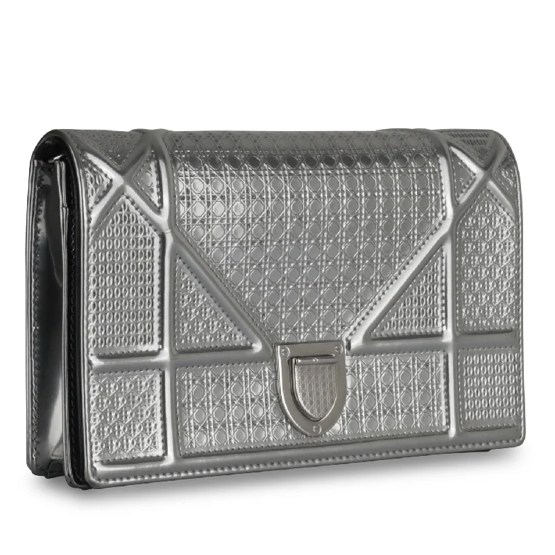 Fashion - forward Christian Dior tote bags for the modern womanDiorama WOC - Metallic